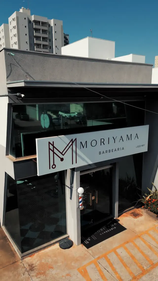 Fachada da Moriyama Barbearia com a placa do M na Rua Maracaju